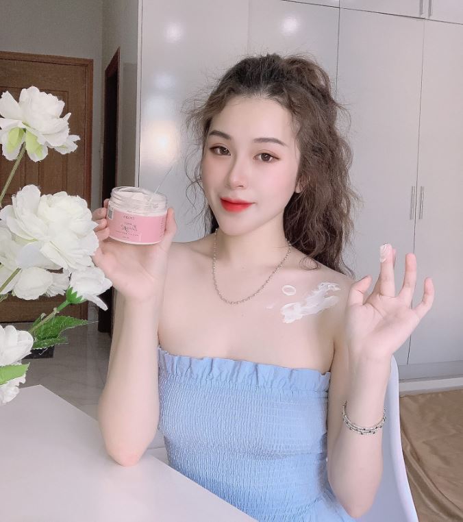 Kem Body Bông Onaya giúp dưỡng trắng da tự nhiên, nâng tone nhẹ nhàng mà không làm lộ vân kem