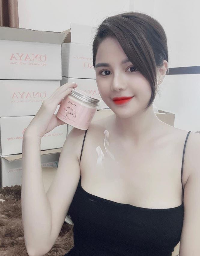 Kem body Bông Onaya thẩm thấu nhanh, không gây bết dính và có khả năng dưỡng trắng hiệu quả