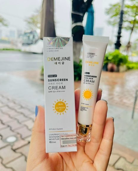 Với chất kem dạng phân tử nước, thẩm thấu nhanh và không gây bết dính