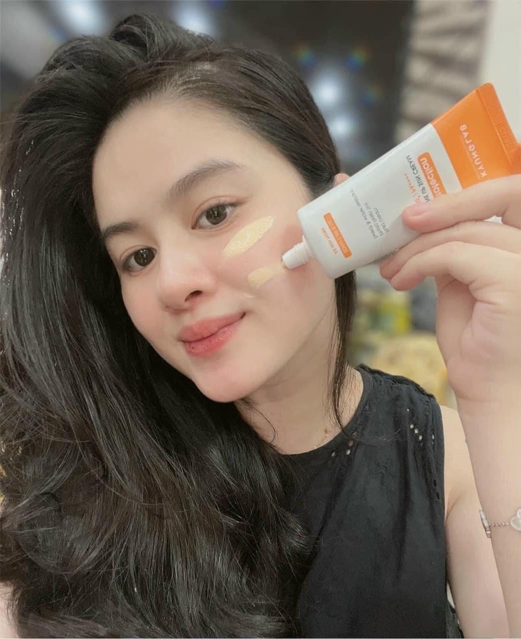 Finish khô thoáng, ráo mịn, không dính dớp, không để lại vân kem.