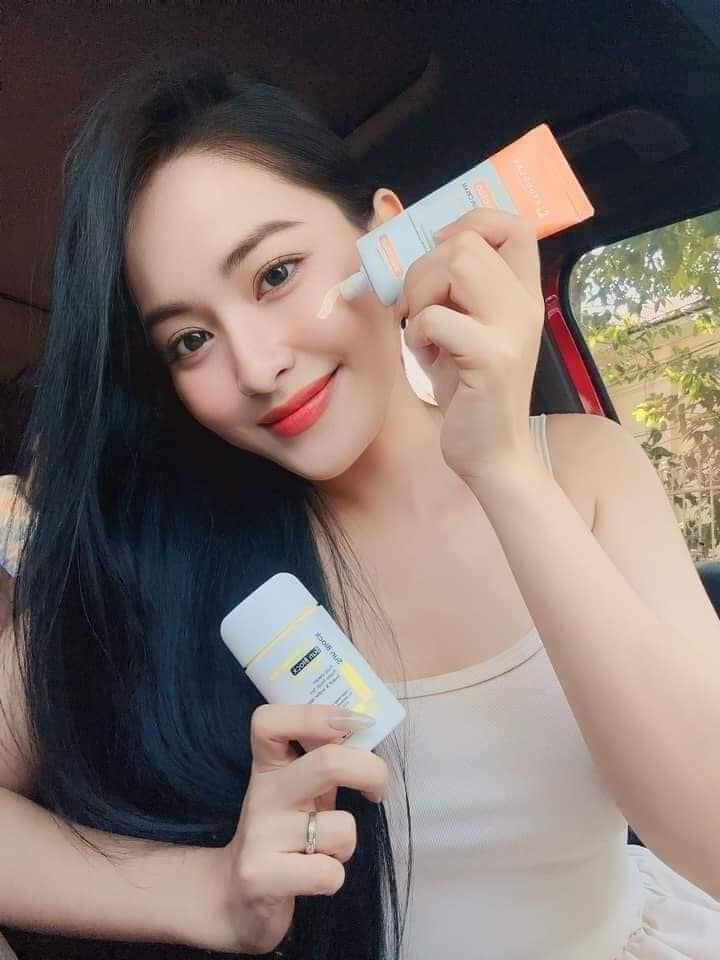Chất kem thẩm thấu nhanh, không bết dính và xuất hiện vón cục trên làn da.