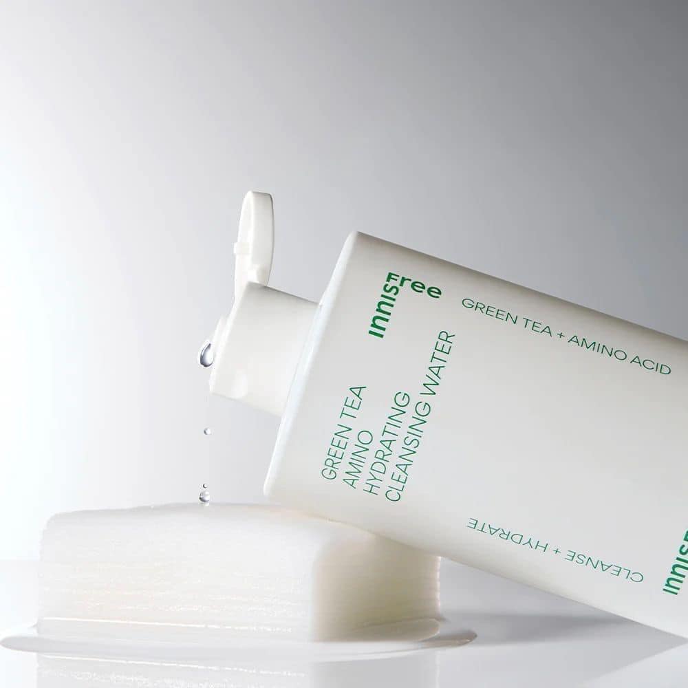Nước tẩy trang Innisfree có tính axit cộng với độ ẩm dồi dào giúp tẩy sạch lớp make-up và phục hồi độ PH cho làn da khỏe mạnh