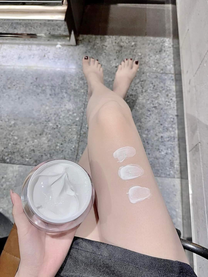 Lấy 1 lượng kem vừa đủ thoa đều và massage nhẹ nhàng toàn thân