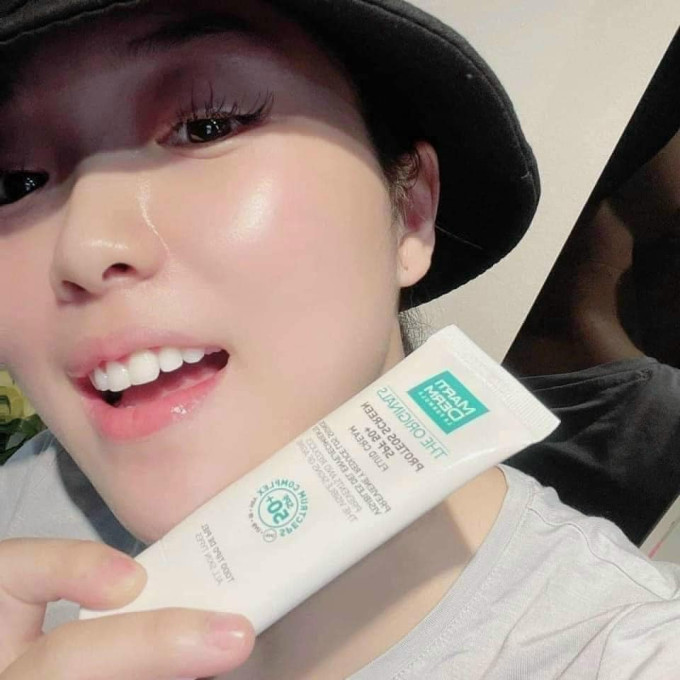 Kết cấu nhẹ, thấm nhanh, không gây bết dính.