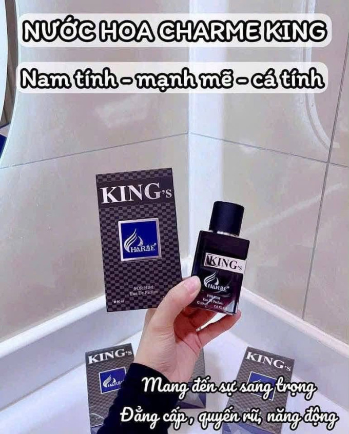 Charme King mở đầu với hương bưởi, mận và cam bergamot tạo cảm giác tươi mới.